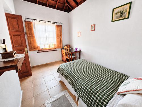a small bedroom with a bed and a window at Rincón de Mercedes in Fuencaliente de la Palma
