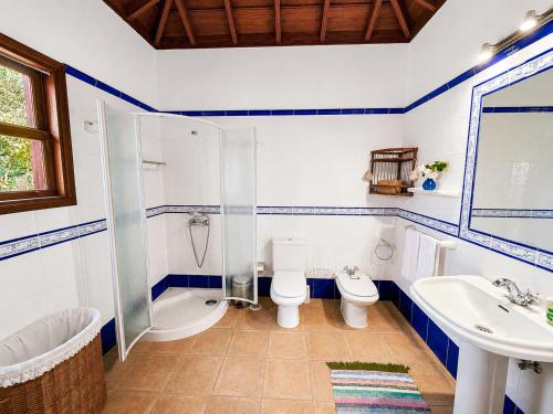 a bathroom with two toilets and a shower and a sink at Rincón de Mercedes in Fuencaliente de la Palma