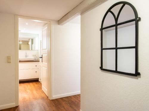 ein leerer Raum mit einem Fenster an der Wand in der Unterkunft Thielsenhof in Dollerup
