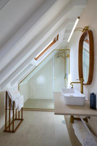 a bathroom with a sink and a mirror at Casa Dos Barcos Furnas in Furnas