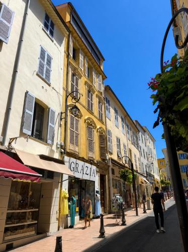 Appartement 4 personnes au coeur du Vieil Antibes à 150 m de la plage