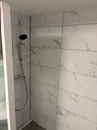 a bathroom with a shower with white marble walls at Casa Tua An der Weinstraße 2 in Neustadt an der Weinstraße