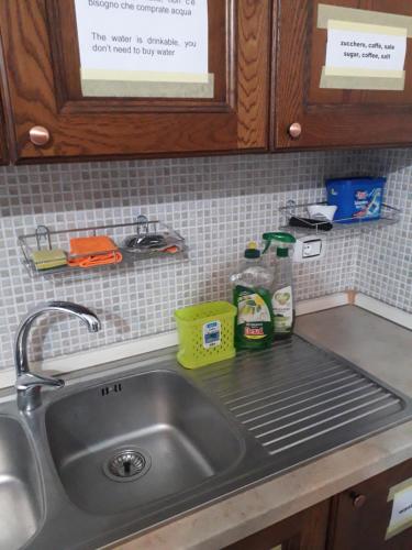 a kitchen counter with a sink and a sink at Doroteafarm, dove saltiamo sull'amore e i sogni in Scalea