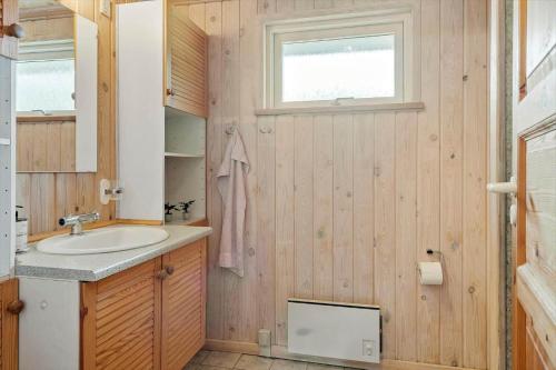 a bathroom with a sink and a window at LF10316-Hurup-Thy-Vagtelvej-16 in Sønder Ydby