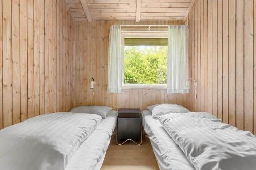 two beds in a room with a window at 588-N-Hundested-Krusemyntestien-5 in Hundested
