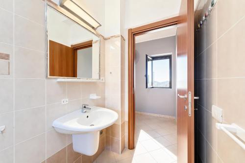 a bathroom with a sink and a mirror at Villa Mapa - Appartamenti Lorusso in Vieste