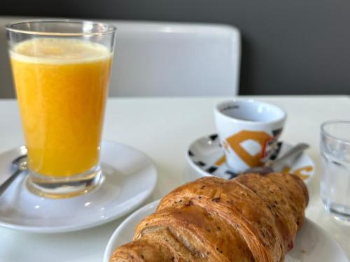 a plate of bread and a glass of orange juice at Residenza Dottavio in Montenero di Bisaccia