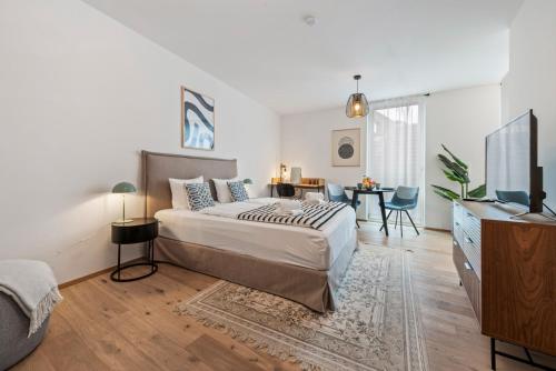 a bedroom with a bed and a television in it at Vienna Hills Living in Vienna