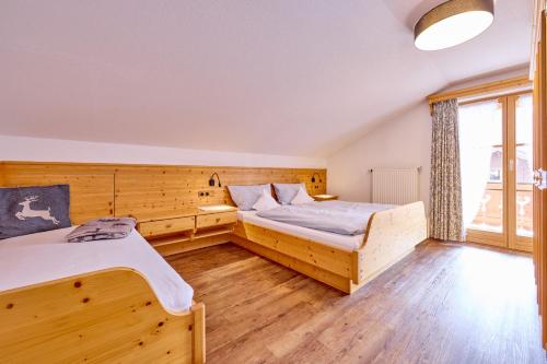 a bedroom with two beds and a window at Gästehaus Anneliese in Wallgau