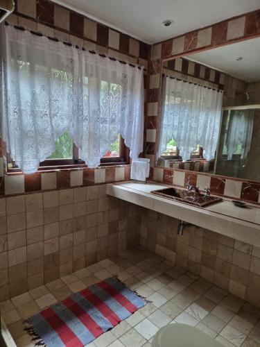 a bathroom with a sink and a mirror at Casa de Araras in Araras Petropolis