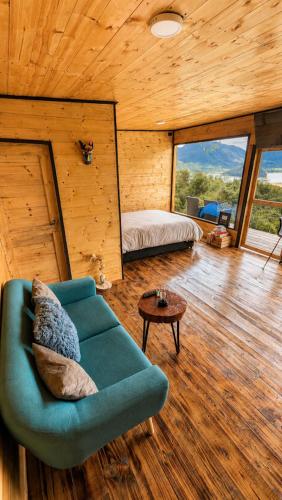 a living room with a couch and a bed at Casa Jaguar Neusa in Tausa Viejo