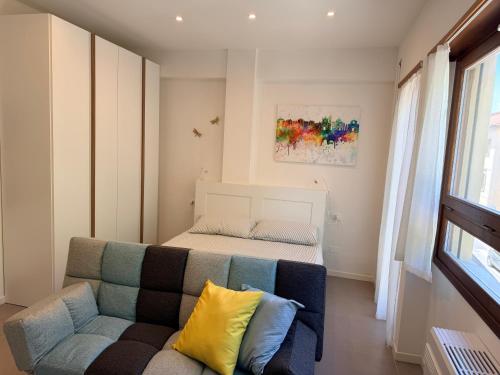a living room with a couch and a bed at Casa Pallacorda in Prato