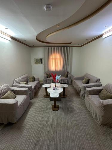 a large living room with couches and a table at شقة واسعة بحي الدوحة لـ 10 أشخاص 6دقائق للبحر in Yanbu