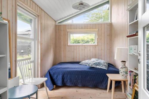 a small bedroom with a bed and a window at 1605-Dronningmolle-Tarnfalkevej-1 in Dronningmølle