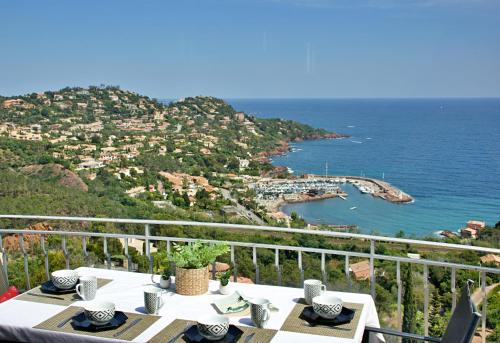 Haut de villa avec piscine privée et vue panoramique mer et Esterel