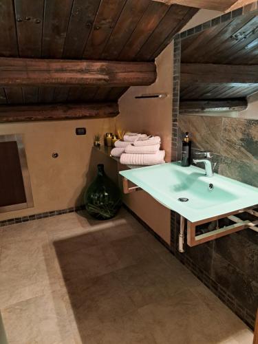 a bathroom with a sink and some towels at B&B22 Gammarana - Stazione Teramo in Teramo