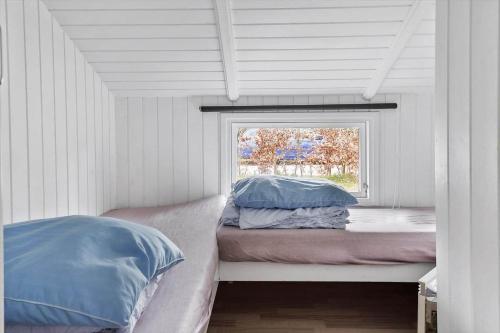a white room with a bed and a window at M300-Vaeggerlose-Stolt-Henriksvej-53 in Bøtø By