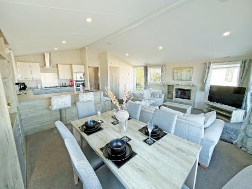 a living room with a table and chairs and a kitchen at The Retreat 22 - Ukc9564 in Ingoldmells