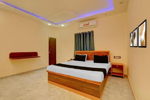 a bedroom with a bed in a room at HOTEL O VILLAGE in Rāipur