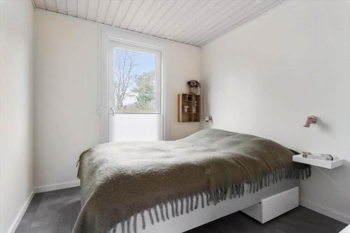 a white bedroom with a bed and a window at LF15081-Farso-Illeris-121 in Farsø