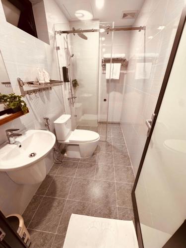 a bathroom with a shower and a toilet and a sink at Thịnh Vượng Villa in Dong Hoi