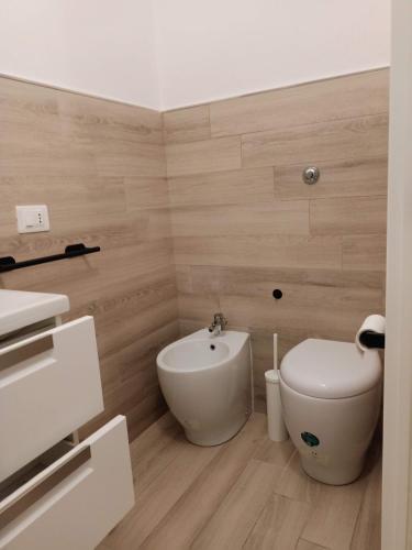 a bathroom with a toilet and a bidet at Casa di nonna Caterina in Nemoli