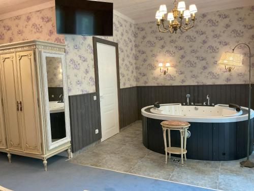 ein Badezimmer mit Badewanne, Waschbecken und Hocker in der Unterkunft Labanoras in Labanoras