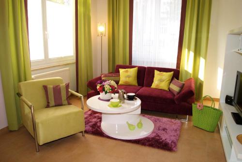 ein Wohnzimmer mit einem Sofa und einem Tisch in der Unterkunft Apartment Romantik Flair in Prerow