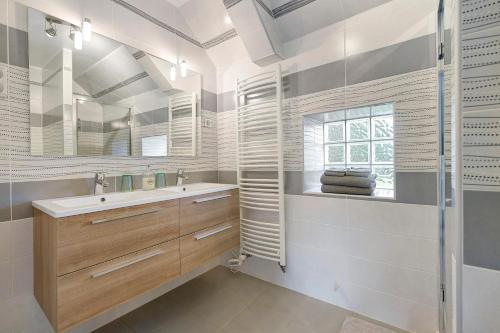 a bathroom with a sink and a shower at Chambres D'hôtes - Les Vergers in Muneville-sur-Mer