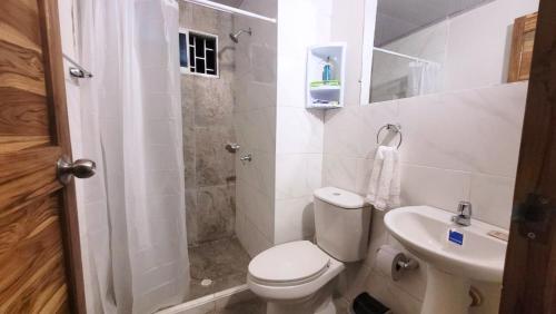 a bathroom with a toilet and a shower and a sink at Cabaña Los Cristales Coveñas by Amauna in Coveñas