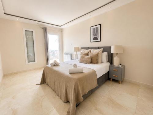 a bedroom with a large bed and a window at Appartement Spacieux à Constantine in El Khroub