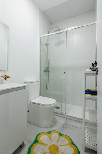 a bathroom with a shower and a toilet and a rug at Studio 1 Soto Parking Renfe in Torrejón de Ardoz