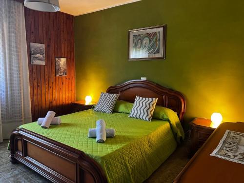 a bedroom with a bed with two towels on it at A due passi dai lupi in Civitella Alfedena