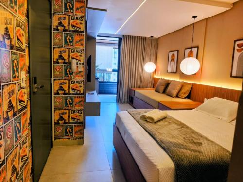 ein Hotelzimmer mit einem Bett und einer Couch in der Unterkunft Sun Smart Prime in Cabedelo