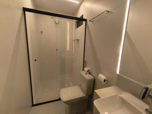 ein Badezimmer mit Dusche, Toilette und Waschbecken in der Unterkunft Sun Smart Prime in Cabedelo
