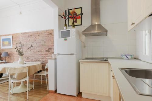 ApartEasy - Gracia Market 2bedroom with balcony