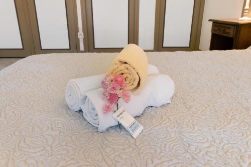 a pile of towels on a bed with a towel at Ferme Auberge Du Roc in Saint-Pompont
