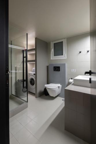 Luxury Glyfada flat steps from sea & main market