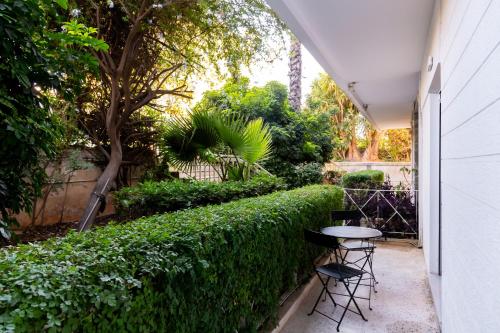 Luxury Glyfada flat steps from sea & main market