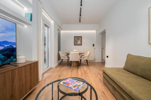Luxury Glyfada flat steps from sea & main market