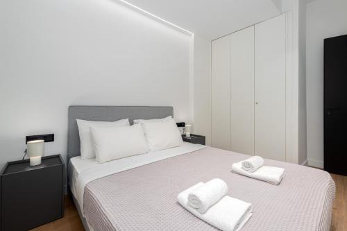 Luxury Glyfada flat steps from sea & main market