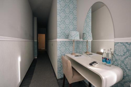 a dining room with a white table and chairs at Santo Thyrso Villas in Santo Tirso