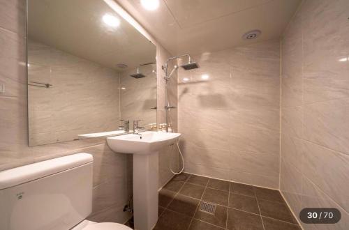 a bathroom with a sink and a toilet and a mirror at 힐링모텔 in Inch'ŏn-yŏk