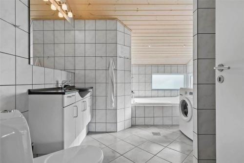 a bathroom with a sink and a washing machine at C11148-Hemmet-Lappedykkervaenget-22 in Hemmet