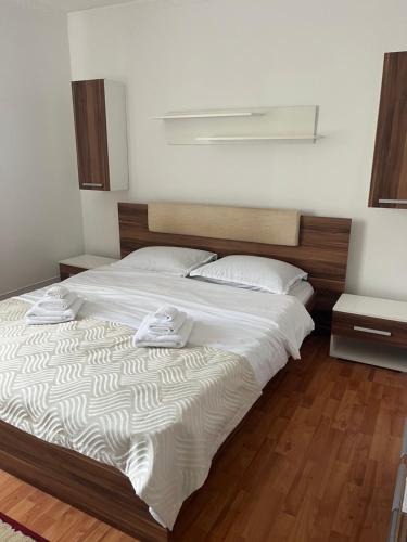 a bedroom with a large bed with white sheets at Casa Primaverii in Râşnov