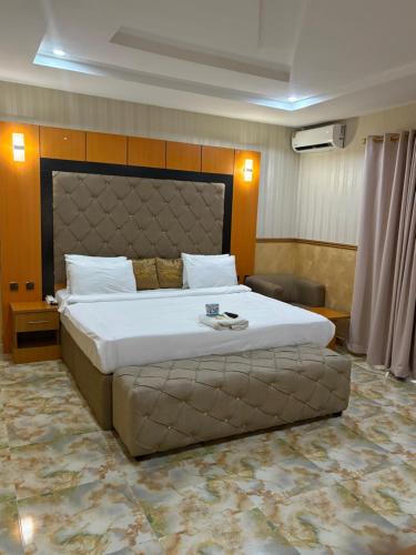 a bedroom with a large bed in a hotel room at Goldstep hotel Okpaka in Warri