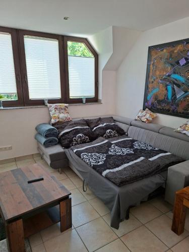 a living room with a couch and a table at Ferienwohnung im Grünen in Korschenbroich