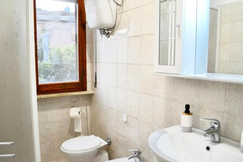 a bathroom with a toilet and a sink at Vicolo della Chiusa in Rosia