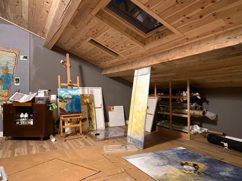 a painting room with aamed ceilings and a room with paintings at Casa-Stella-Azores in Capelas