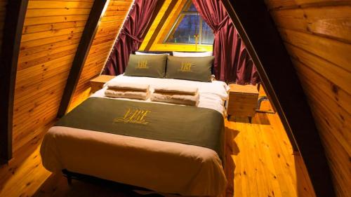 a couple of beds in a small room at Vice Suit Bungalov in Sapanca
